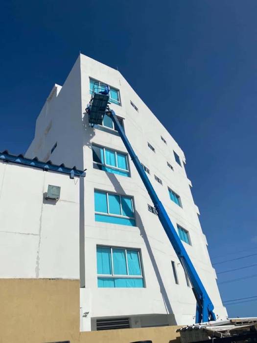 High-rise installation with a lift